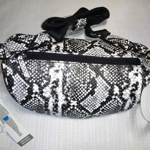 Women's snakeskin fannypack